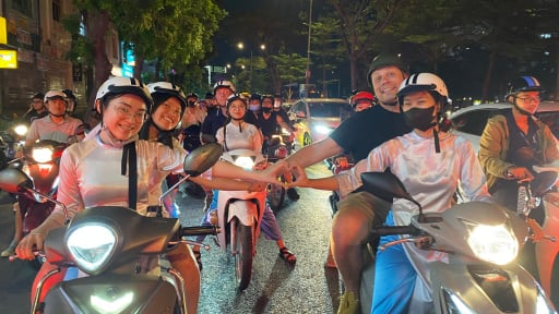 Khách Tây vi vu trên xe máy, trải nghiệm tinh hoa ẩm thực Sài Gòn