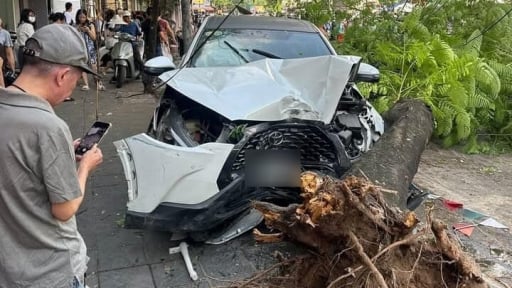 Ô tô tông hàng loạt xe máy ở Hà Nội, nhiều người bị thương nằm dưới đường