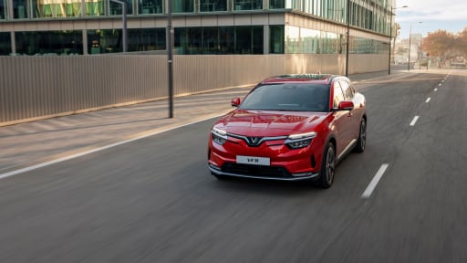 Chủ xe VinFast VF 8: Xe đủ sức “nuốt trọn” mọi cung đường khó, từ Việt Nam đến nước ngoài