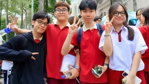 Nín thở chờ điểm thi tốt nghiệp THPT 2025: Thí sinh 'cân não' với cuộc chiến chọn ngành, chọn trường