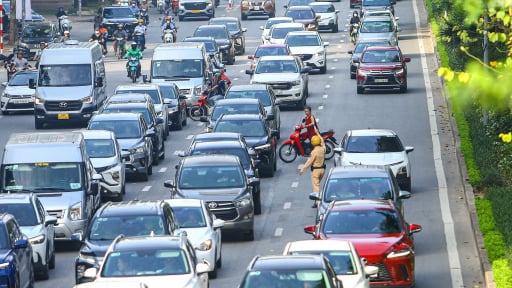 Đường Võ Chí Công ngày đầu phân luồng: Nhiều người đi sai làn, lực lượng chức năng căng mình điều tiết