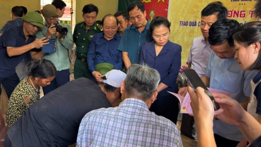 Sau hàng trăm năm, đồng bào Đan Lai được cấp bìa đỏ, người dân mừng rỡ, chính quyền hoàn thành chương trình xóa nhà tạm