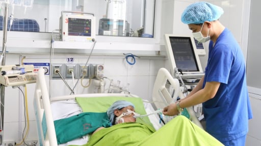 Đang lao động ngoài đồng, một nông dân sốc nhiệt, ngất xỉu vì nắng nóng