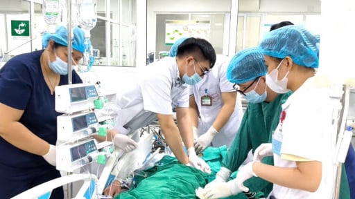 Bác sĩ chạy đua, cấp cứu bệnh nhân ngừng tim nguy kịch sau khi ăn tiết canh, lòng lợn