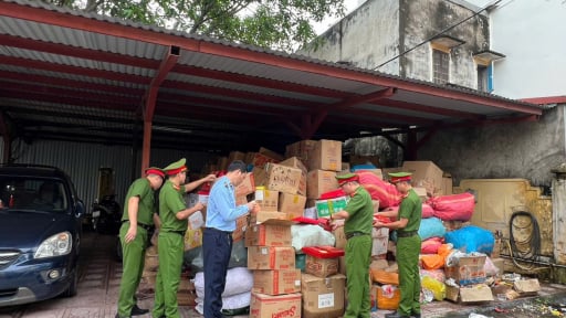 Hơn 25 tấn bánh kẹo, thực phẩm hết hạn được người dân La Phù giao nộp để tiêu hủy