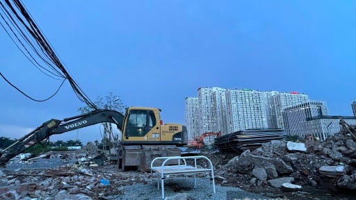 Nghĩa trang Trần Hưng (Hà Nội): Rào chắn lối vào, lấp mương gây ngập, dân không thể thăm viếng mộ