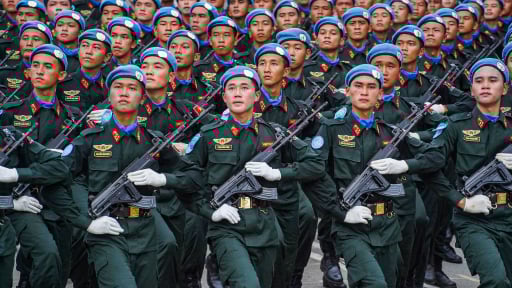 Chiến sĩ công an ướt đẫm quần áo, phơi mình tập luyện diễu binh dưới cái nắng như đổ lửa