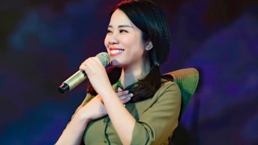 Nghệ sĩ Nhân dân mang hàm Đại tá là Giám đốc: “Trong tôi luôn cháy bỏng khát vọng được dâng hiến tiếng hát của người chiến sĩ”