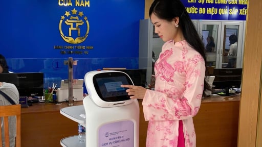 “Công chức robot” đầu tiên ở Hà Nội: Giao tiếp, hướng dẫn, mời nước thân thiện như người thật