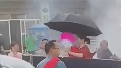 Mua quan tài cho mẹ già ngồi với hy vọng kéo dài tuổi thọ