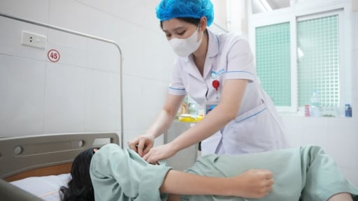 Tự ti với lồng ngực càng ngày càng lồi cao, lệch sang bên