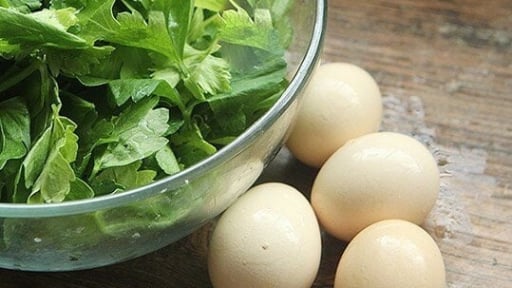 Không chỉ xào thịt bò, lá này xào cùng trứng tuyệt ngon, đã thế lại còn cực bổ dưỡng