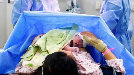 Đề xuất hỗ trợ tiền mặt hoặc hiện vật gia đình sinh 2 con gái: 'Nếu không giải quyết được những gánh nặng lớn thì việc hỗ trợ sinh con như muối bỏ biển'