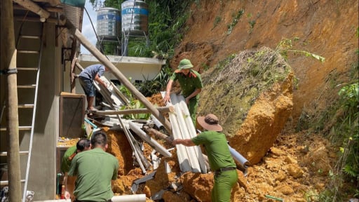 Lạng Sơn: Công an xã giúp dân chạy sạt lở đất