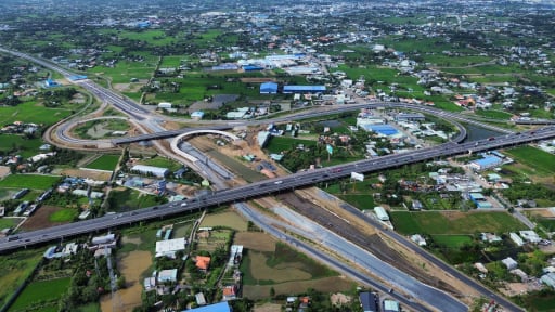 Bộ trưởng Bộ Xây dựng kiểm tra đường Vành đai 3 qua Tây Ninh