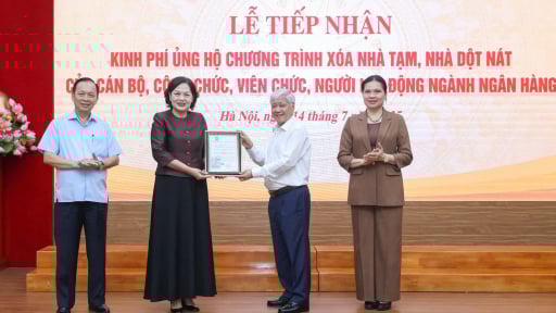 Trung ương Mặt trận Tổ quốc tiếp nhận 82 tỷ đồng từ ngành ngân hàng ủng hộ chương trình xóa nhà tạm, nhà dột nát
