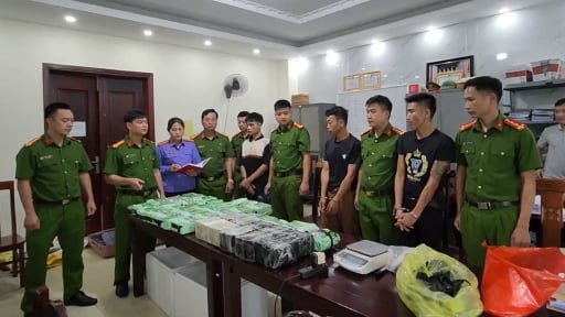 Công an vây bắt ô tô 7 chỗ ở Nghệ An chở 2 bao tải chứa đầy ma túy