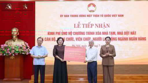 Ủy ban Trung ương Mặt trận Tổ quốc tiếp nhận 82 tỷ đồng từ ngành ngân hàng ủng hộ chương trình xóa nhà tạm, nhà dột nát