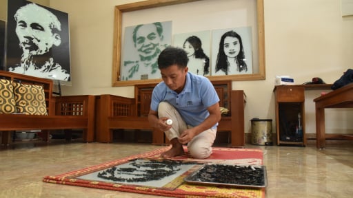 Chuyện lạ Quảng Ninh, một ông 'họa sỹ nghiệp dư' biến phế liệu thành tranh nghệ thuật, nhìn là mê ngay