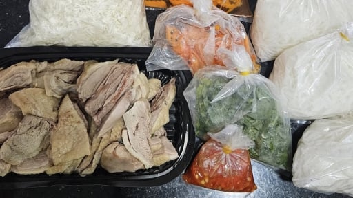 Lại chặt chém ở chợ Bến Thành, 'hét' 1 dĩa gỏi vịt và 4 tô bún măng 1 triệu đồng
