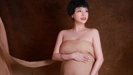 Ca sĩ Ngọc Khuê kể về hành trình làm mẹ đầy rủi ro ở tuổi U50, tiết lộ lí do gọi tên con là “Khủng Long”