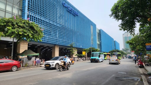 Cấm xe máy xăng vào năm 2026: Giao thông công cộng Hà Nội đã sẵn sàng 'gánh' thêm hàng triệu lượt khách?