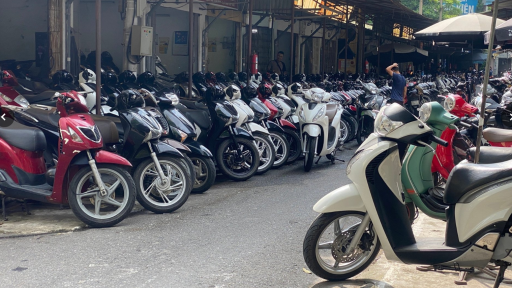Hà Nội cấm xe máy xăng vào năm 2026: Nhiều người rẽ hướng học nghề sửa xe điện