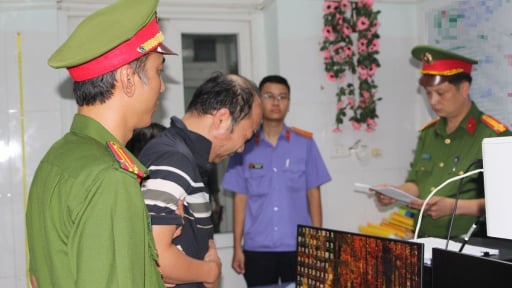 Tạm giữ hình sự tài xế trong vụ ô tô tông 2 xe máy rồi lao xuống sông khiến 3 người tử vong