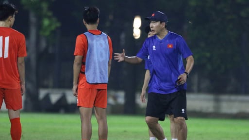HLV Kim Sang-sik tập gì cho U23 Việt Nam trong ngày đầu ở Indonesia?