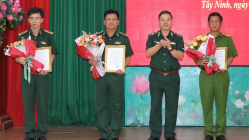 Khen thưởng lực lượng ngăn chặn vận chuyển trái phép 18kg vàng qua biên giới