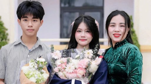 Sau lưng thủ khoa toàn quốc khối C00 là bóng dáng người mẹ một mình nuôi con ăn học