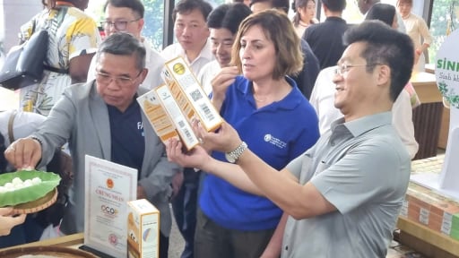 Đoàn Bộ trưởng và Lãnh đạo Nông nghiệp châu Phi, châu Á-Thái Bình Dương thưởng thức đặc sản OCOP Ninh Bình