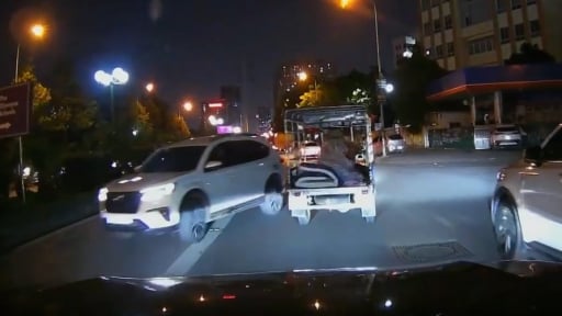 Nhân chứng kể giây phút suýt bị ôtô đi ngược chiều tông trúng trước vụ tai nạn liên hoàn ở Hà Nội