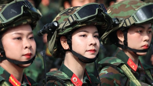 Nhan sắc xinh đẹp rạng ngời của các nữ chiến sĩ tham gia tổng hợp luyện A80 dù trời nắng đổ lửa
