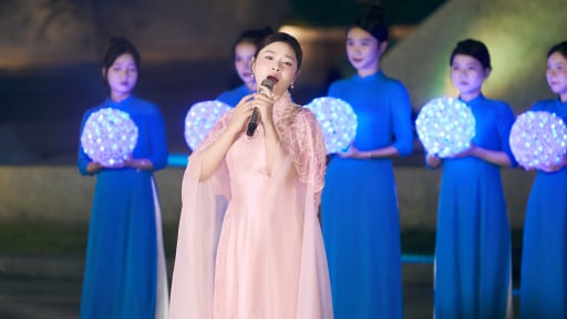 Sao mai Thu Hằng: Khóe mắt cay cay, trái tim nghẹn lại khi hát giữa Nghĩa trang Đường 9