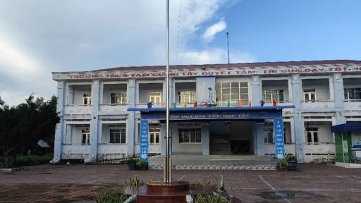 Cà Mau: Một hiệu trưởng tự làm đồ dùng cho trường, bị cáo buộc tham ô, lĩnh 7 năm tù – luật sư nói gì?