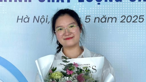 Thủ khoa xuất sắc Đại học Kinh tế Quốc dân 2025 có cái tên dài, độc, lạ