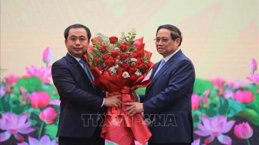 Thủ tướng trao Quyết định bổ nhiệm quyền Bộ trưởng Bộ Nông nghiệp và Môi trường cho ông Trần Đức Thắng