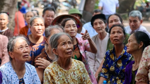 Xã biệt lập giữa sông Hồng “khát” dịch vụ y tế được bác sĩ các bệnh viện lớn ở Hà Nội tới thăm khám