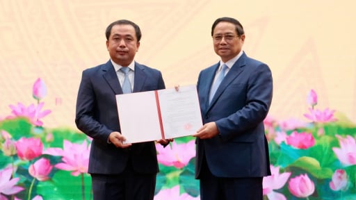 Thủ tướng trao Quyết định bổ nhiệm quyền Bộ trưởng Bộ Nông nghiệp và Môi trường cho ông Trần Đức Thắng