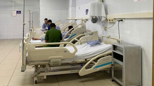 Phó Thủ tướng Trần Hồng Hà có mặt tại hiện trường chỉ đạo công tác cứu hộ vụ lật tàu du lịch QN 7105 trên Vịnh Hạ Long 