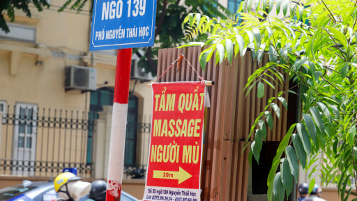 Bốt điện mặc 'áo giáp' chống quảng cáo ở Hà Nội bị 'tấn công' trở lại
