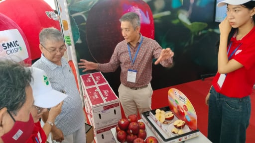 Bất chấp trời mưa, giới thiệu sản phẩm nông nghiệp Mỹ vẫn là điểm check-in đông khách 
