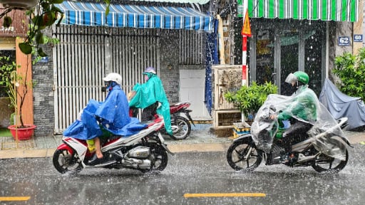 TP.HCM mưa lớn giữa trưa, có phải do ảnh hưởng bão?
