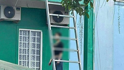 Chủ nhà nghỉ tá hỏa phát hiện khách thuê phòng tử vong trong tư thế treo cổ
