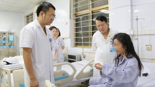 Vụ lật tàu trên vịnh Hạ Long: Bệnh viện kích hoạt báo động đỏ, huy động hàng trăm y bác sĩ nỗ lực cứu chữa nạn nhân 