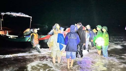 Hà Tĩnh: Tàu chìm trên biển Thiên Cẩm, 34 khách và thuyền viên nhảy xuống biển, bơi vào đảo Bớc