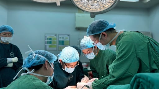 Bé gái 8 tuổi bị 'đè nặng' bởi khối u xấu xí khổng lồ trên lưng