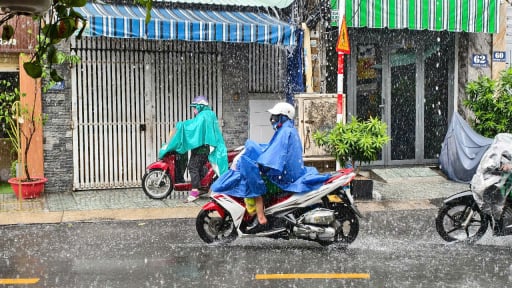 Ảnh hưởng bão số 3 - Wipha: TP.HCM xuất hiện mưa giông gió lớn, cơ quan khí tượng đưa ra cảnh báo