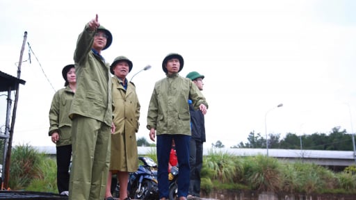 Ngư dân Quảng Ninh chạy đua, đưa tàu về nơi tránh trú an toàn, khi chỉ còn vài giờ trước khi bão số 3 đổ bộ
